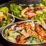 Crispy chicken-bacon salat